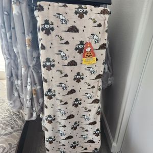 Berkshire peanuts throw blanket